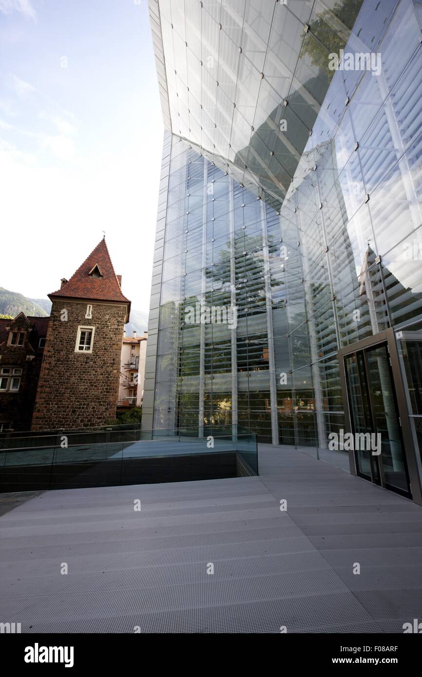 Glasfassade des Museum für Gegenwartskunst in Bozen, Südtirol, Italien Stockfoto
