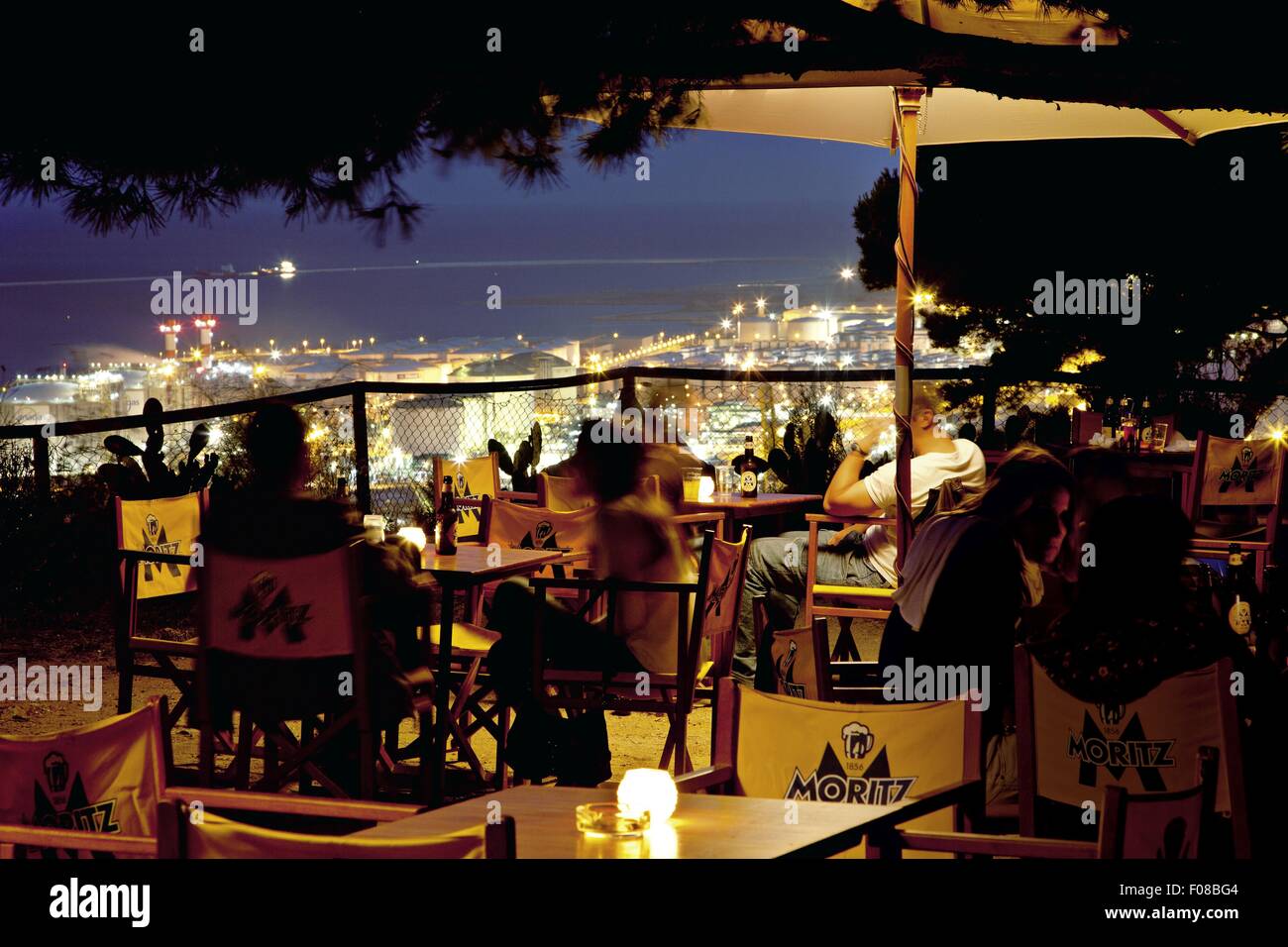 Gäste sitzen auf der Terrasse des La Caseta Club in der Nacht in Barcelona, Spanien Stockfoto
