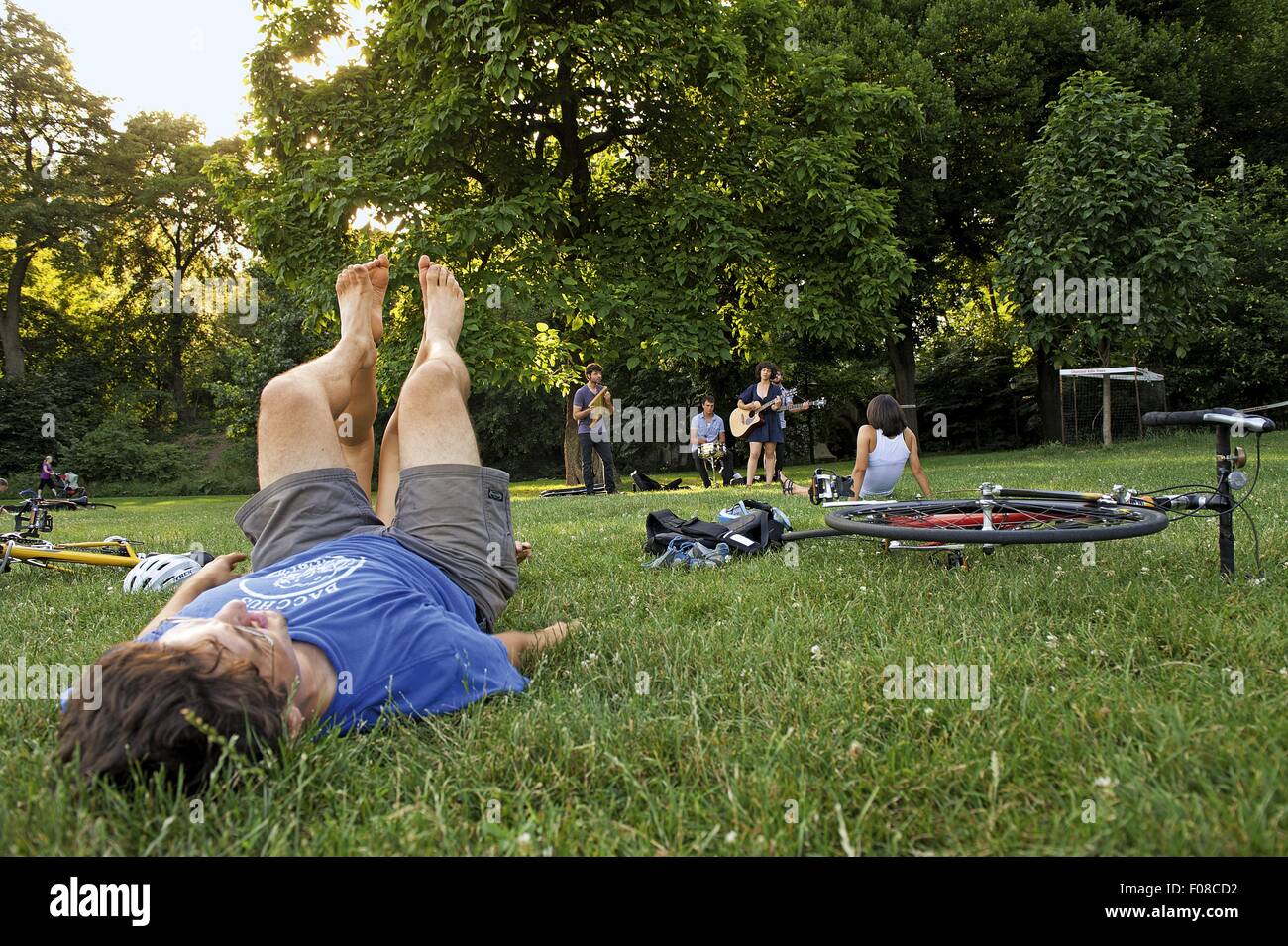 Menschen entspannen im Prospect Park in Brooklyn, New York, USA Stockfoto