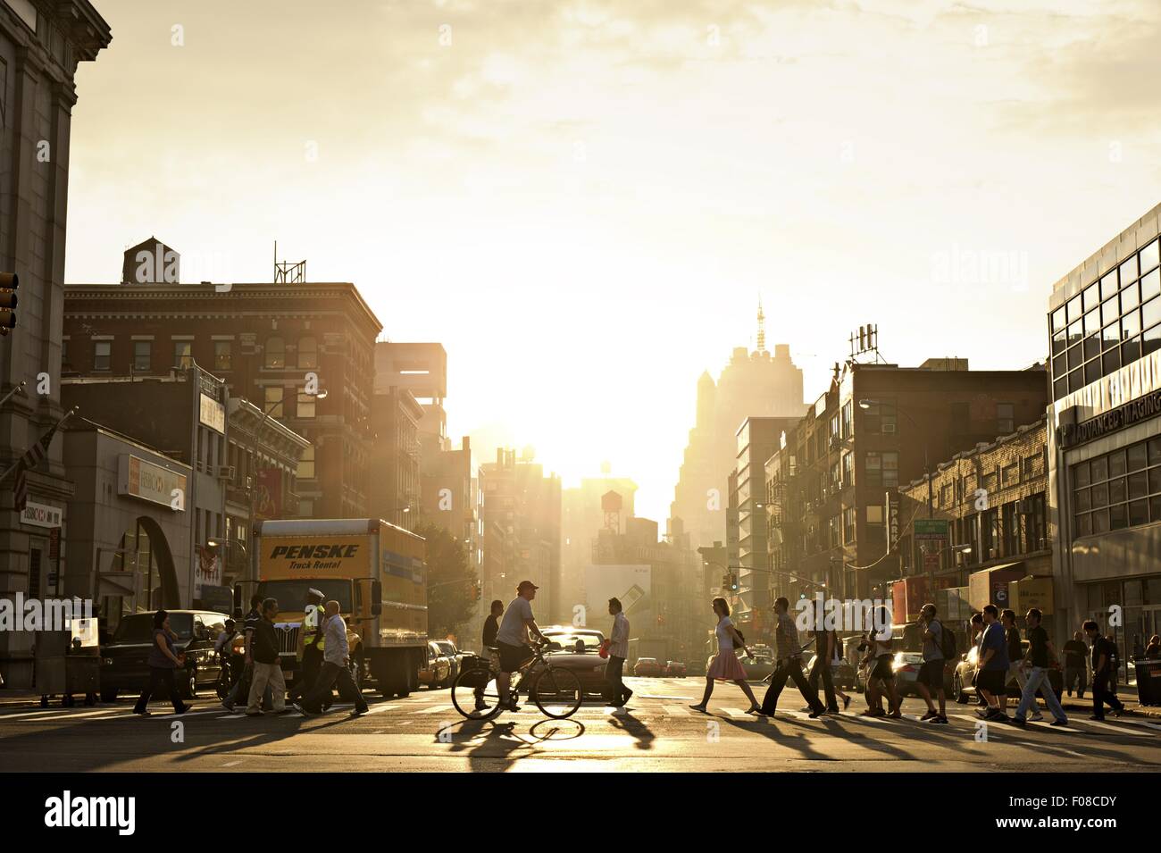 Menschen Kreuzung Straße in Chinatown Street während des Sonnenuntergangs, New York, USA Stockfoto