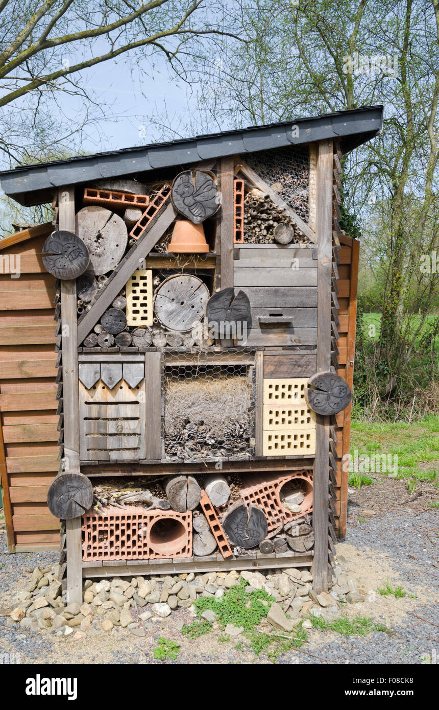 Vom Menschen verursachte Insektenhotel bietet Verschachtelung, Insekten, Insekten und Bienen helfen. Stockfoto