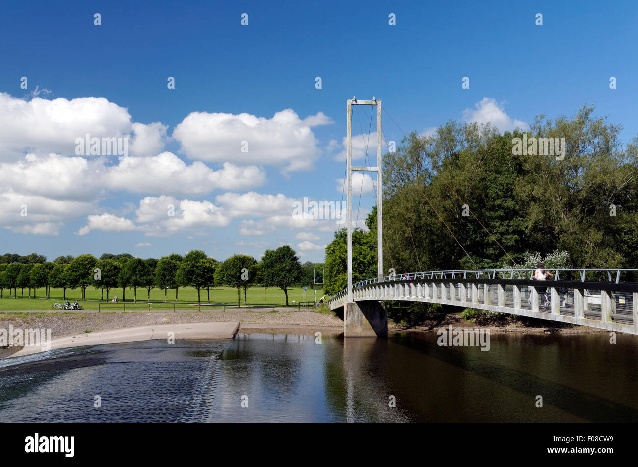 Blackweir Suspension Bridge und River Taff, Pontcanna Fields, Cardiff, Wales. Stockfoto