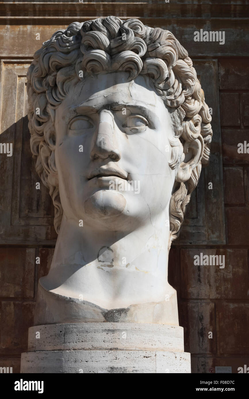 Einst Teil einer größeren Statue, ist diese steinerne Büste von Gaius Julius Caesar Augustus. Vatikanische Museen, Vatikanstadt, Rom, Italien Stockfoto