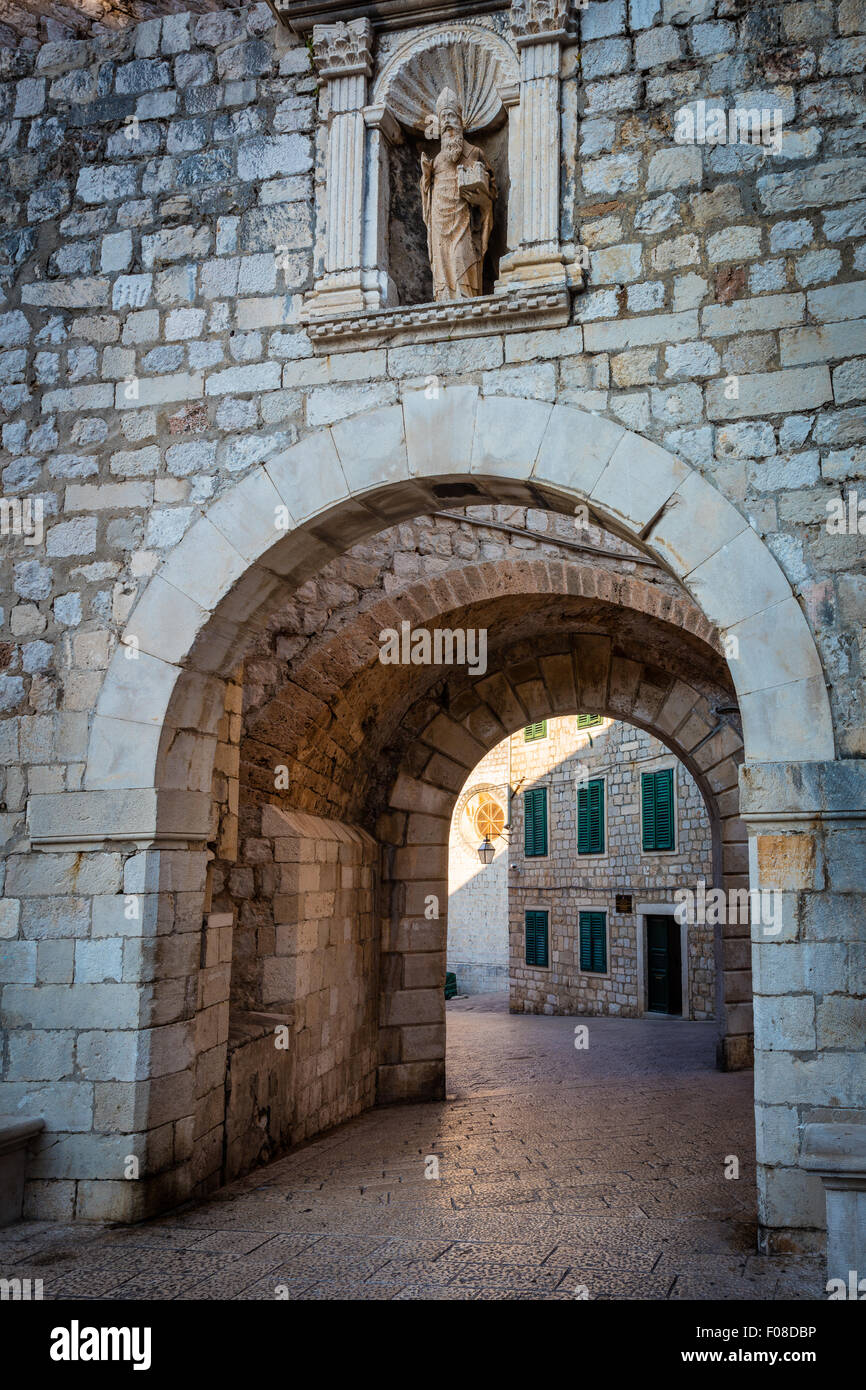 Dubrovnik, Kroatien, mit seinen charakteristischen mittelalterlichen Stadtmauern. Dubrovnik ist eine kroatische Stadt an der Adria. Stockfoto