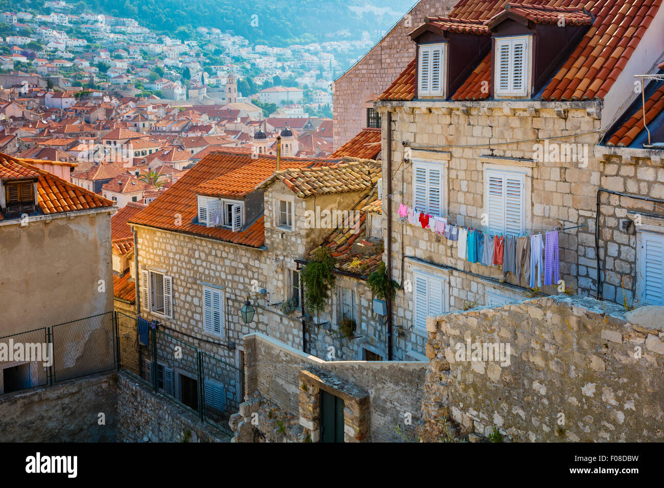 Dubrovnik, Kroatien, mit seinen charakteristischen mittelalterlichen Stadtmauern. Dubrovnik ist eine kroatische Stadt an der Adria. Stockfoto