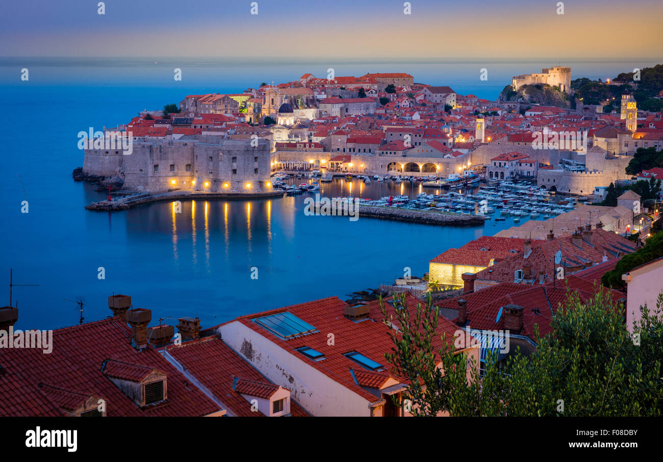 Hüttentouren Licht über Dubrovnik, Kroatien, mit seinen charakteristischen mittelalterlichen Stadtmauern. Stockfoto