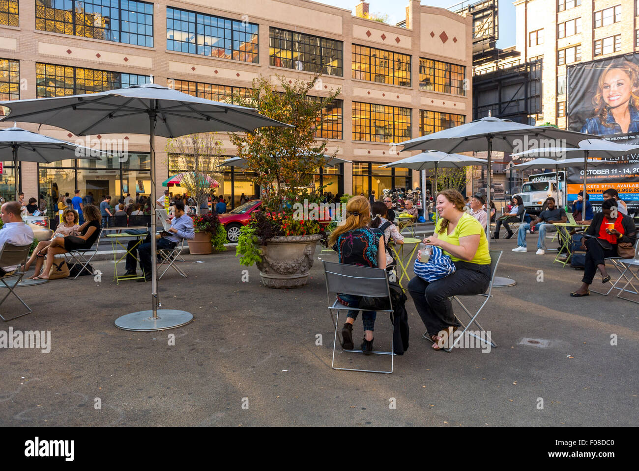 New York City, USA, Straßenszenen, Meat Packing District, Menschen teilen Getränke im Cafe Terrasse Stockfoto