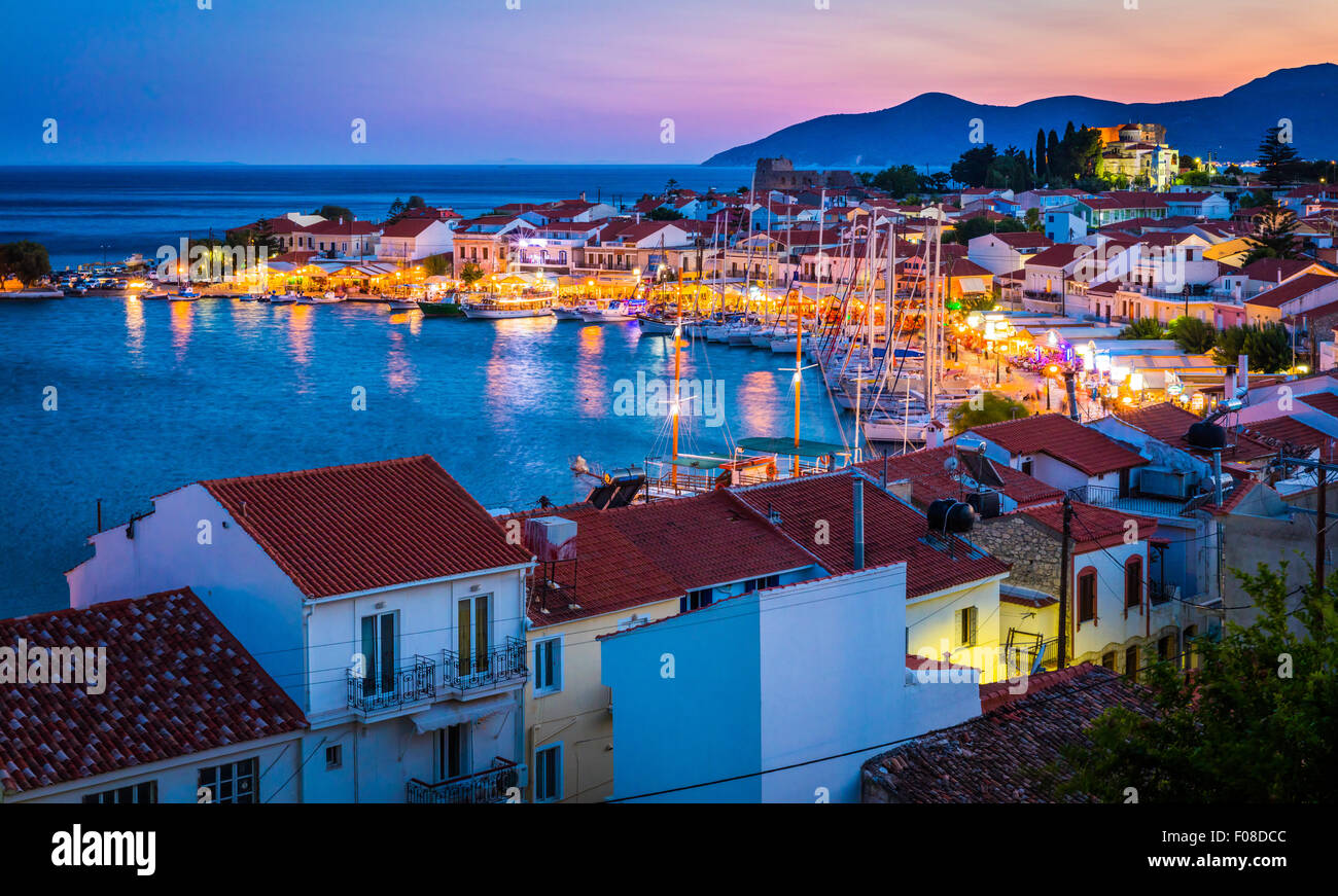 Sonnenuntergang über der kleinen Stadt von Pythagoreio auf der griechischen Insel Samos. Stockfoto