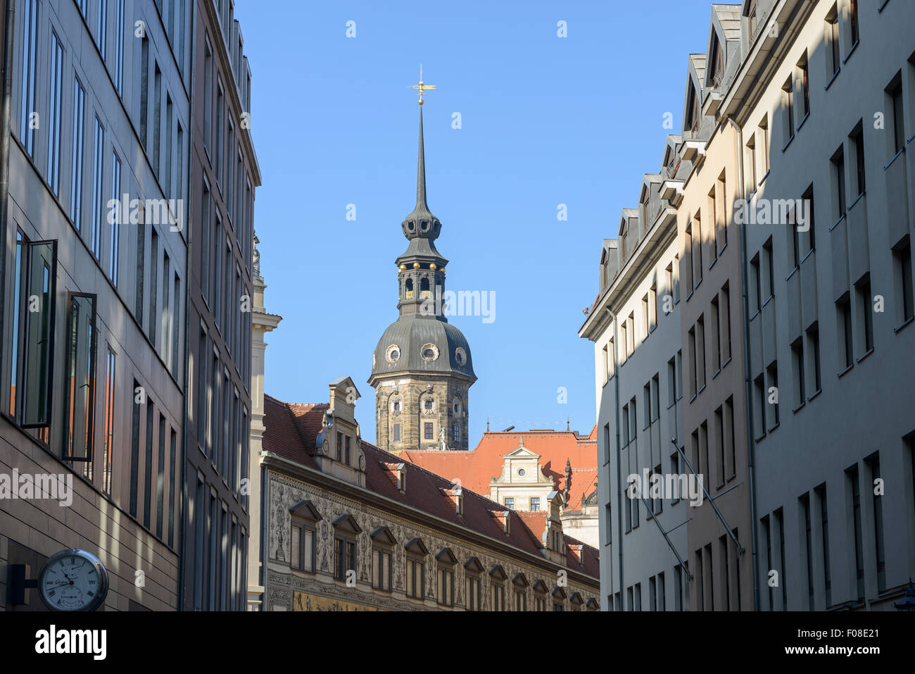 Blick Richtung Augustus Straße vom Töpfer-Straße mit Blick auf die oberen Teile der Stallhof Gebäude und Hausmannsturm Tower in Dresden Stockfoto