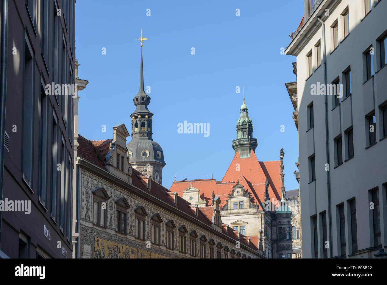 Blick vom Töpfer-Straße in Richtung der Augustus Straße mit George Gate Gebäude und Hausmannsturm Turm am Ende davon in Dresden, S Stockfoto