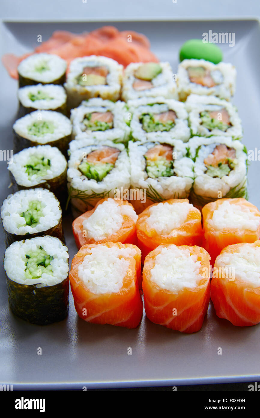 Sushi Maki und Niguiri California Roll und wasabi Stockfoto