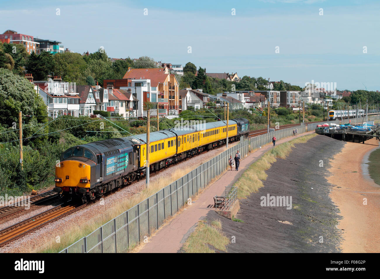 37069 und 37608 oben und tailing eine Netz-Schiene testen Zug an Leigh-on-Sea. Stockfoto