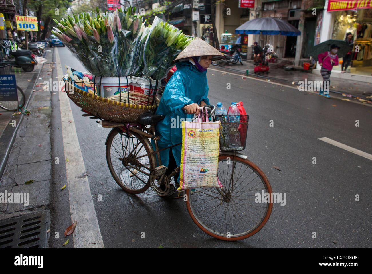 Verkauf von Blumen aus ihrem mobilen Fahrradgeschäft Anbieter Stockfoto