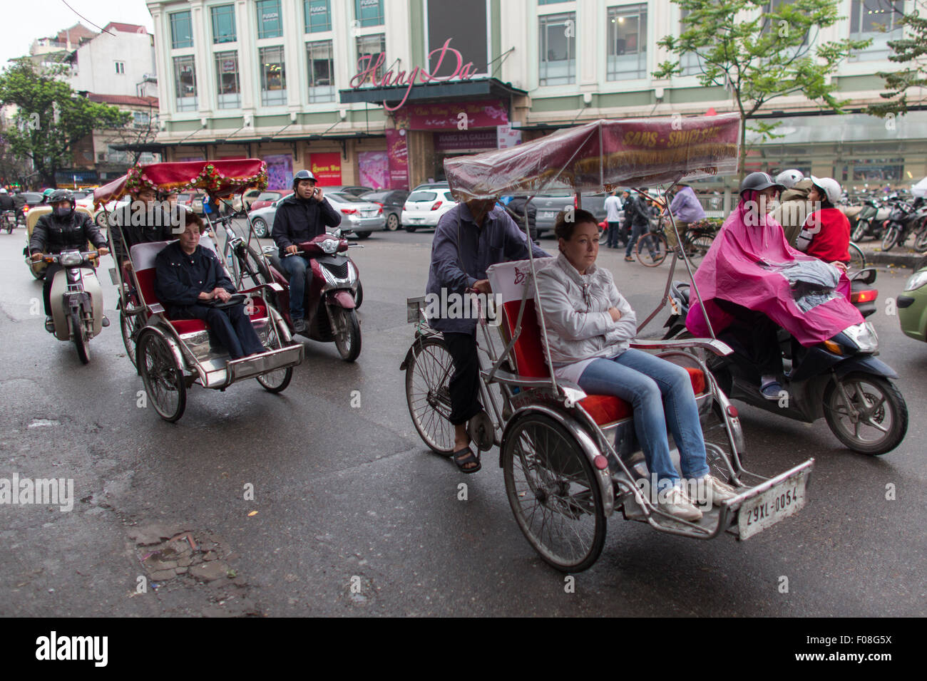Touristen, die Touren rund um in Dreiräder in Hanoi Stockfoto