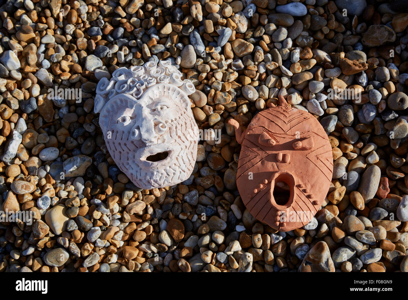 Deal, Kent, UK, Sonntag, 9. August 2015. Cabbo Masken auf Deal Strand. Nach einer alten lokalen Tradition, wo blieben die Masken im Meer für ein Jahr die intakt überlebt wurden befestigt, Fishermans Boote als Glück Talismane. Die Künstler Kate Davis und David Moore arbeitete zusammen als "MeWe" und zusammen mit Deal Pier Arts unterstützt die lokale Bevölkerung, die Masken hergestellt. Bildnachweis: Steve Hickey/Alamy Live-Nachrichten Stockfoto