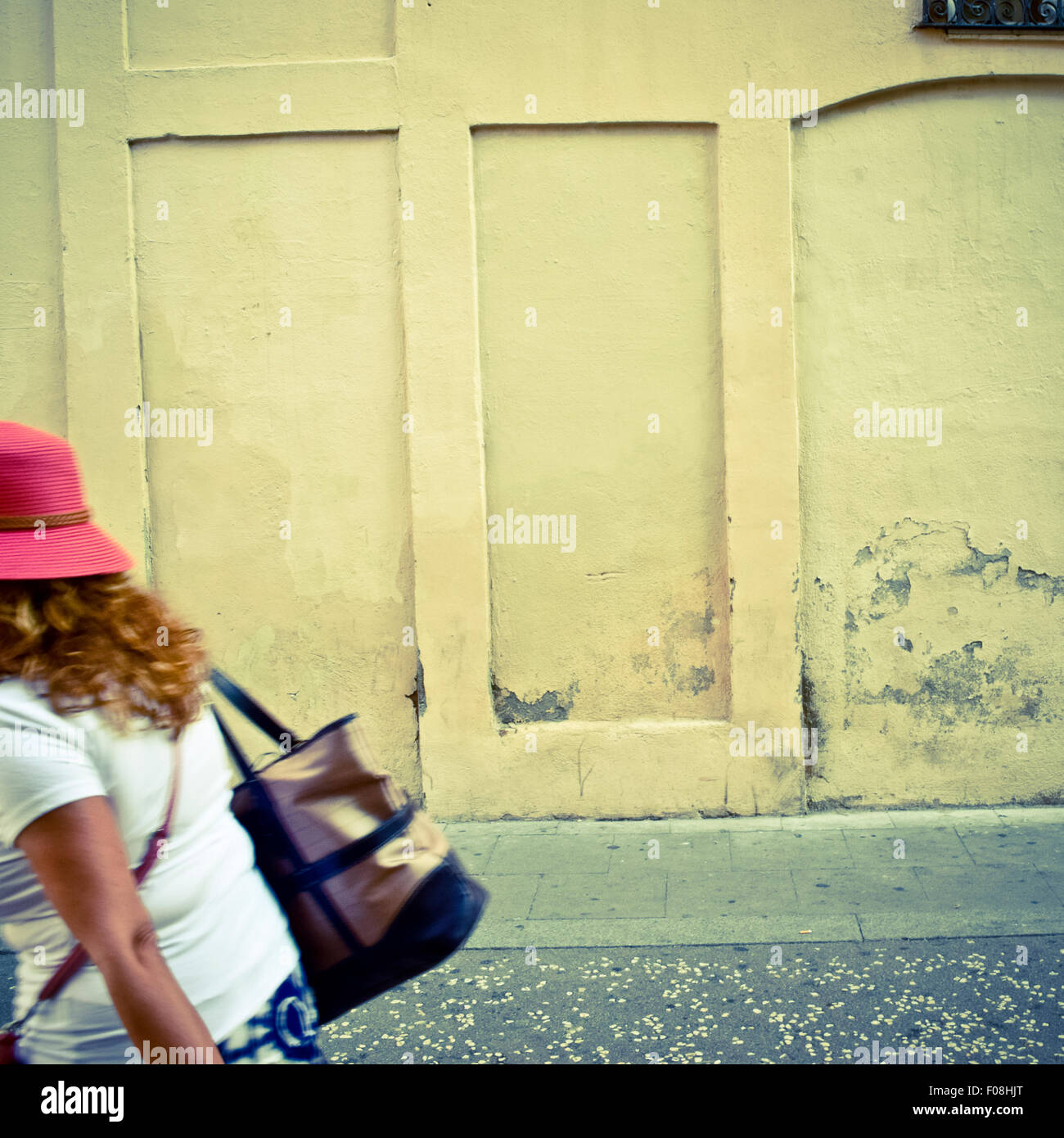 Frau und Wand. Barcelona, Katalonien, Spanien. Stockfoto