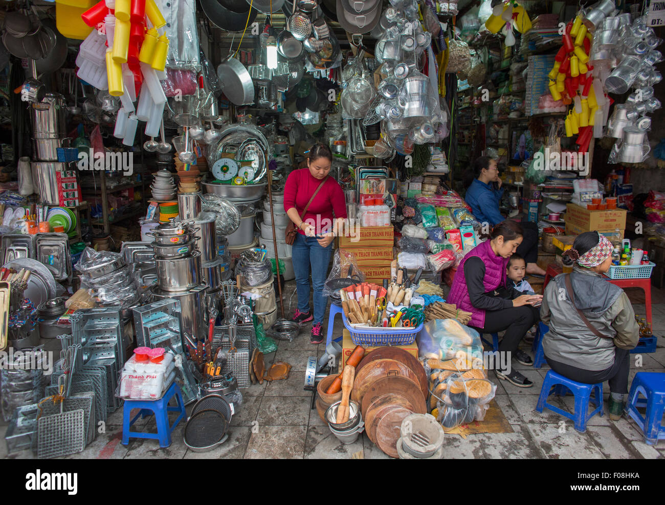 Haushaltswaren zum Verkauf auf dem Markt in Hanoi Stockfoto
