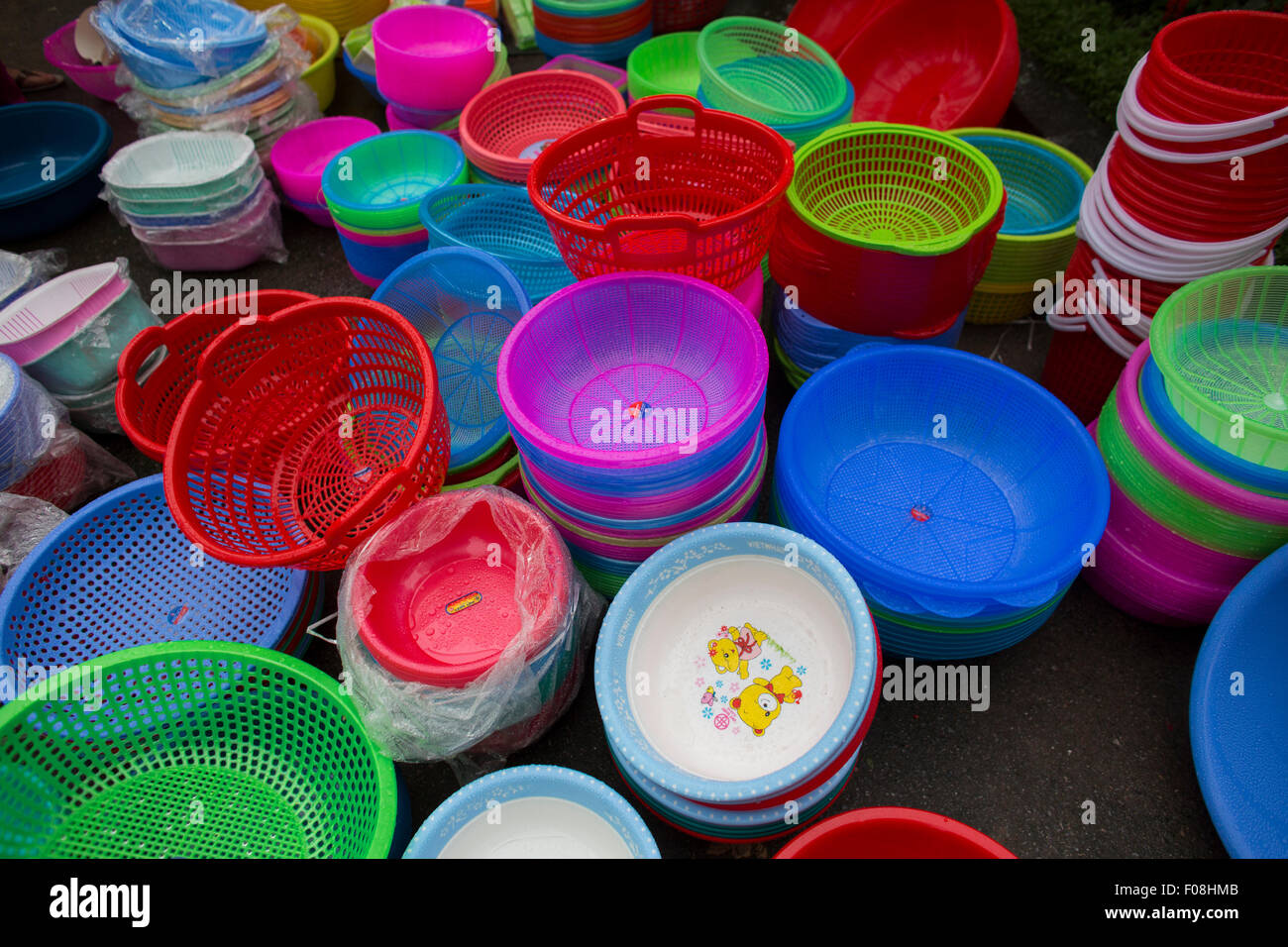 Kunststoff Haushaltswaren zum Verkauf in Hanoi, Vietnam Stockfoto