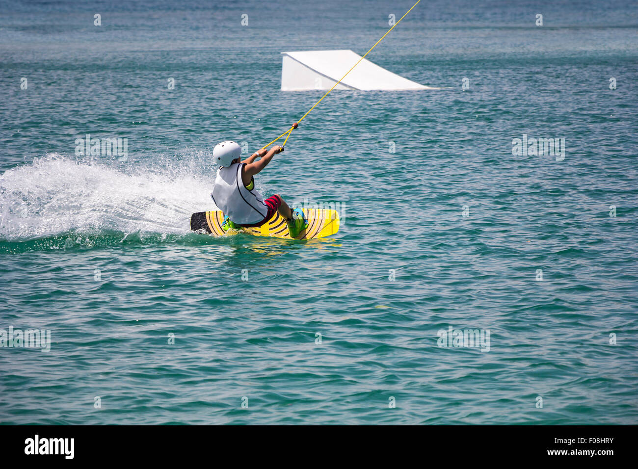 Ein junger Wakeboarder in Aktion auf dem See Stockfoto