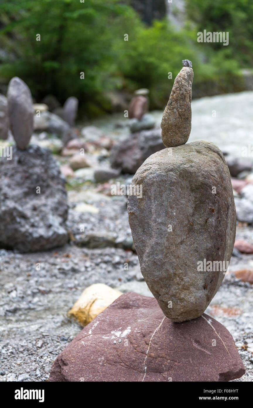 Steinen und Felsen genau übereinander auf dem Leim oder andere Befestigungen mit ausgeglichen. Stockfoto