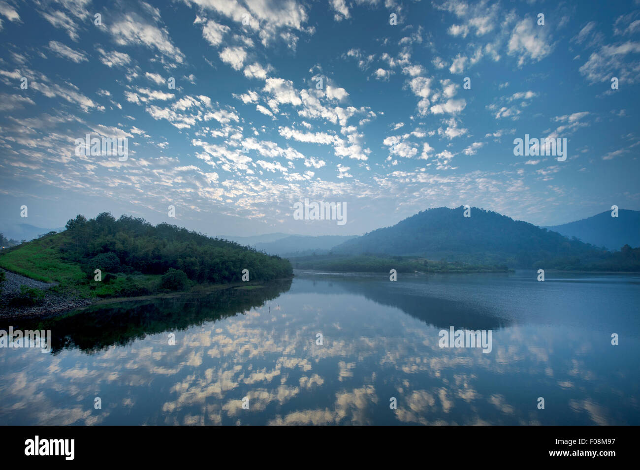 Wolke Reflexion über See Beris am Morgen. Stockfoto