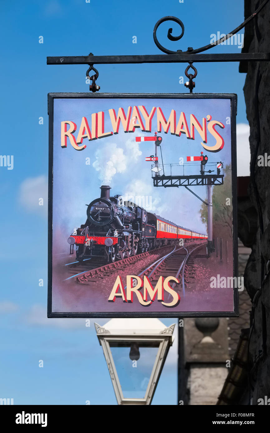 Eisenbahner Arms Pub unterzeichnen auf der Plattform an Bridgnorth Station, auf der Severn Valley Railway, Shropshire. Stockfoto