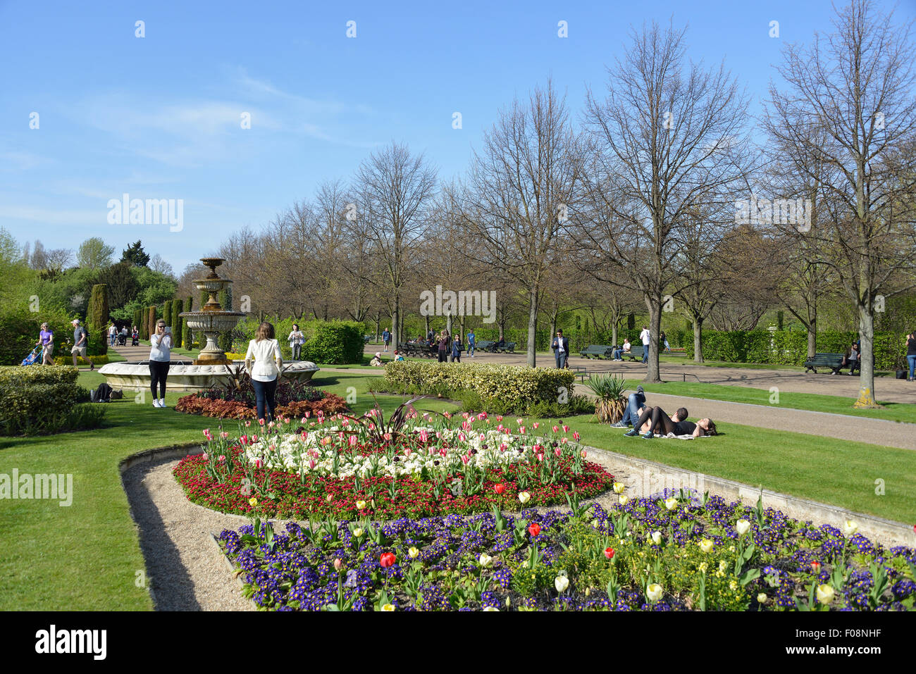 Brunnen im Queen Mary es Gärten, Regents Park, London Borough of Camden, London, England, Vereinigtes Königreich Stockfoto