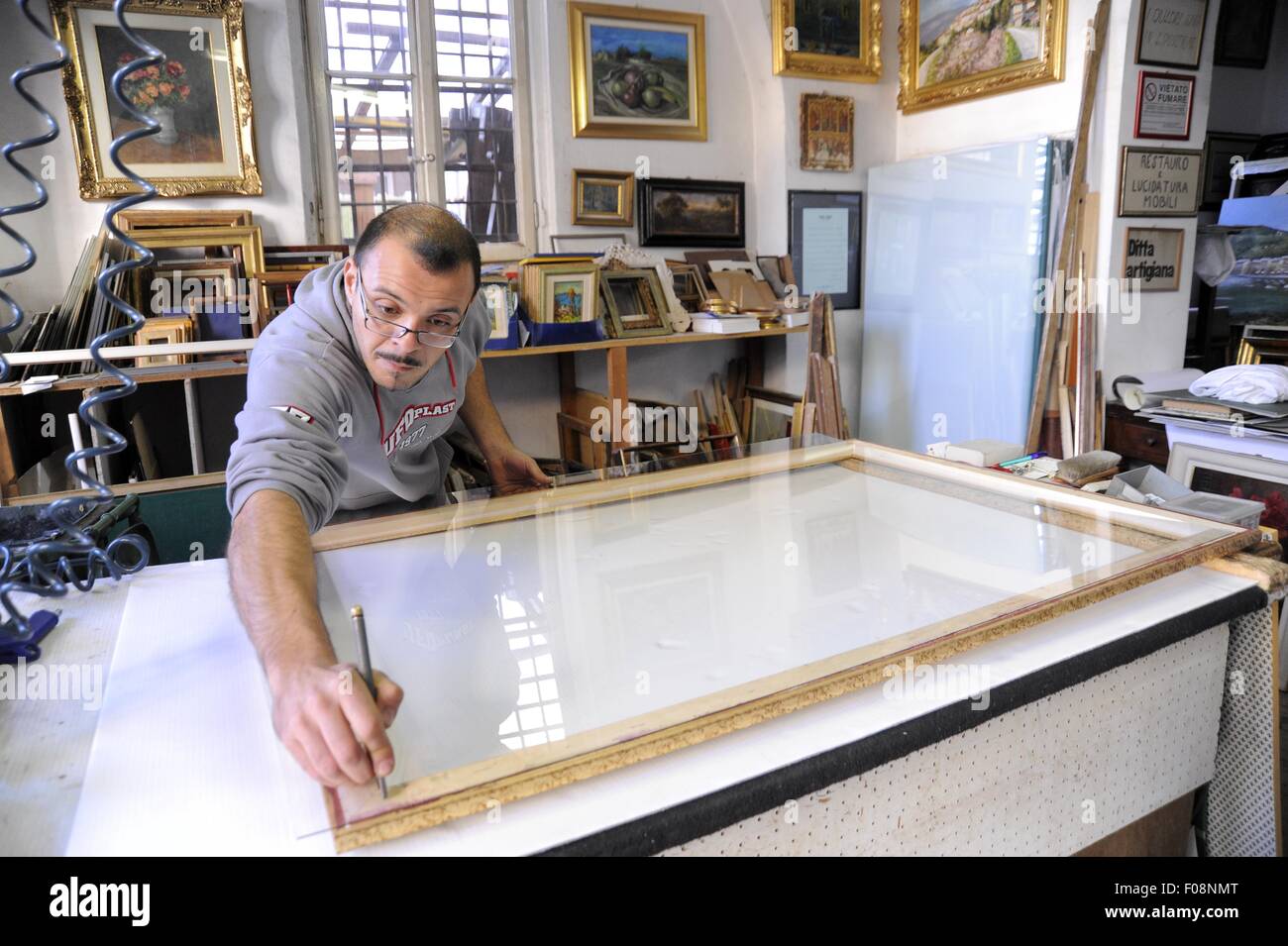 Mailand, (Italien), Artisan Einrahmer und Restaurator von Möbel Stockfoto