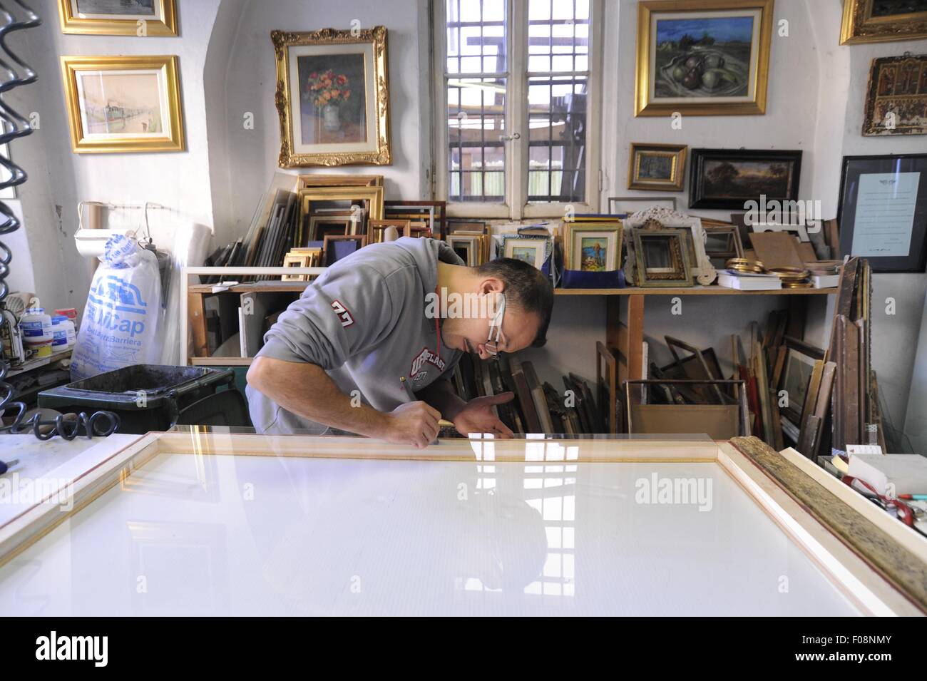 Mailand, (Italien), Artisan Einrahmer und Restaurator von Möbel Stockfoto