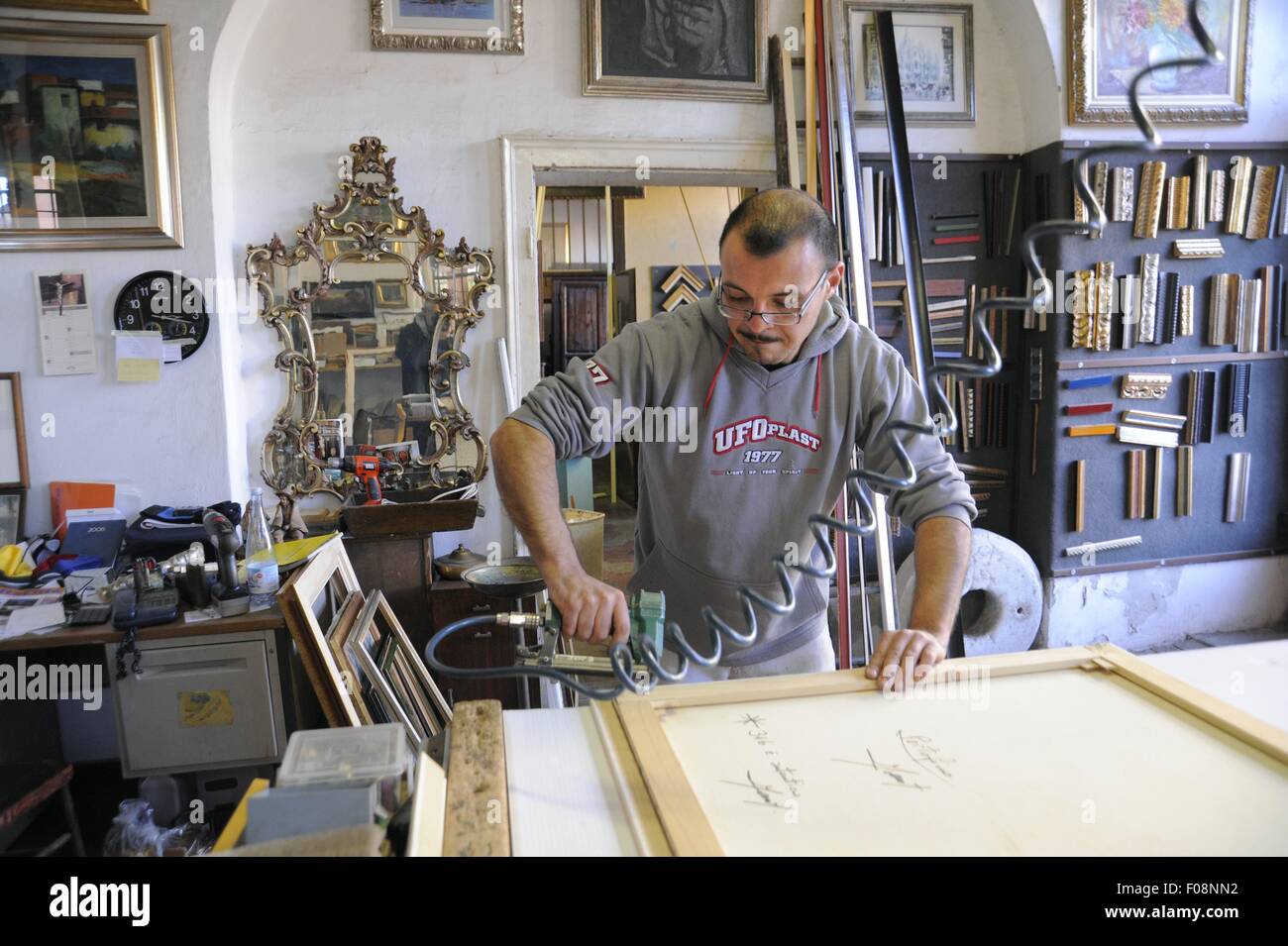 Mailand, (Italien), Artisan Einrahmer und Restaurator von Möbel Stockfoto