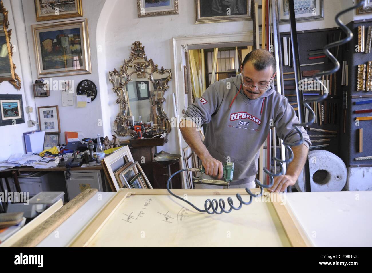 Mailand, (Italien), Artisan Einrahmer und Restaurator von Möbel Stockfoto