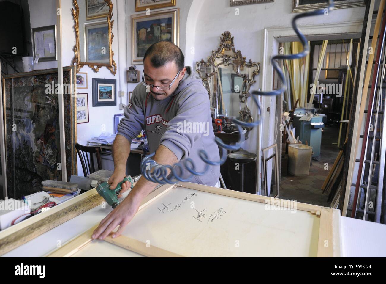 Mailand, (Italien), Artisan Einrahmer und Restaurator von Möbel Stockfoto