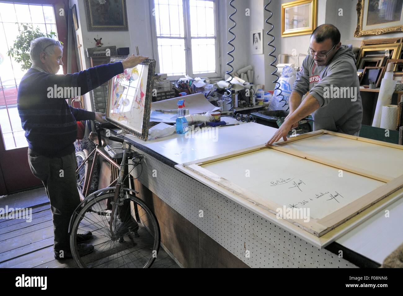 Mailand, (Italien), Artisan Einrahmer und Restaurator von Möbel Stockfoto