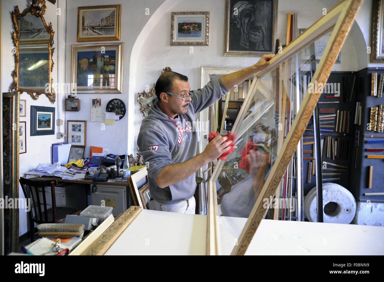 Mailand, (Italien), Artisan Einrahmer und Restaurator von Möbel Stockfoto