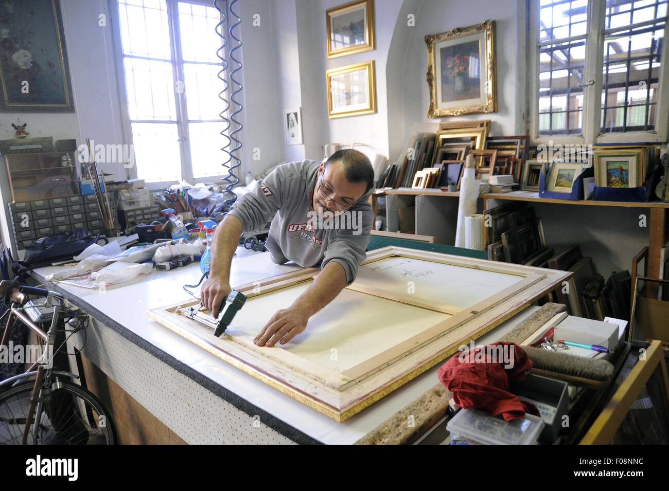 Mailand, (Italien), Artisan Einrahmer und Restaurator von Möbel Stockfoto