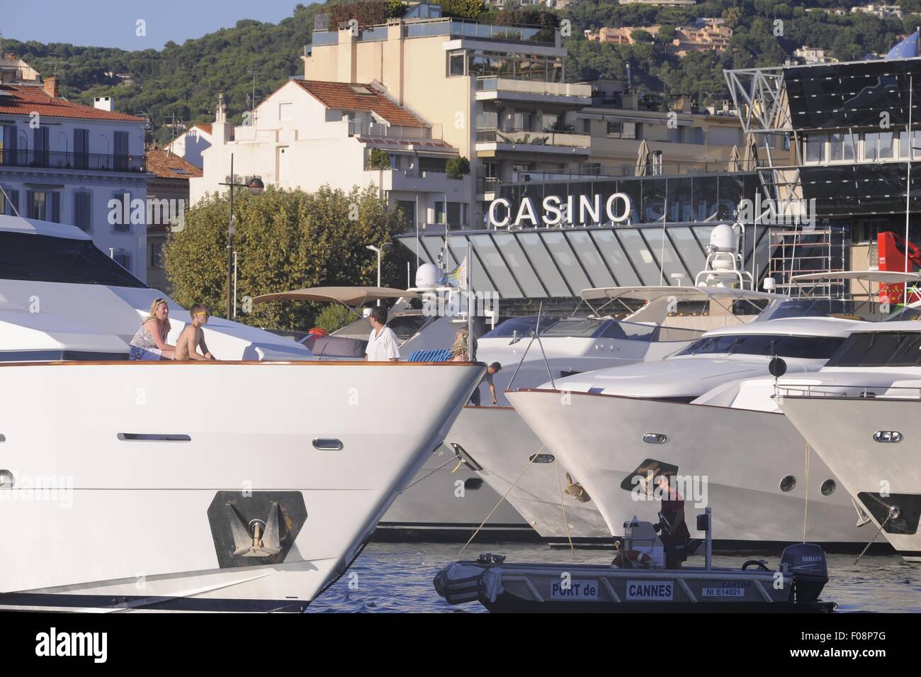 Frankreich, Côte d ' Azur, der touristische Hafen von Cannes, im Hintergrund das Casino-Gebäude Stockfoto