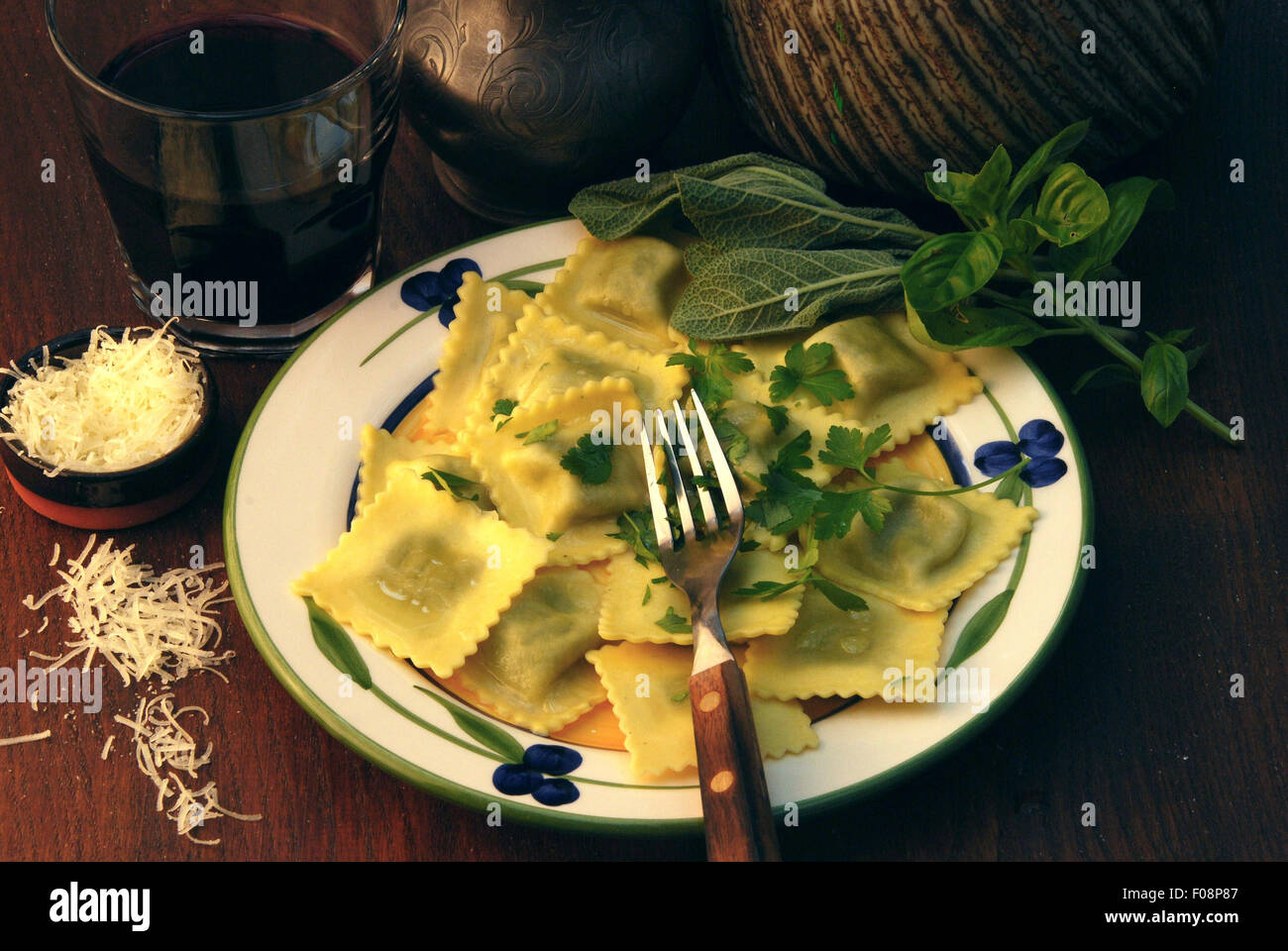 RAVIOLI mit einer RIcotta-Käse & Spinatfüllung. Parmesan-Käse. Wichtigsten Niedergeschlagenheit Einstellung. Stockfoto