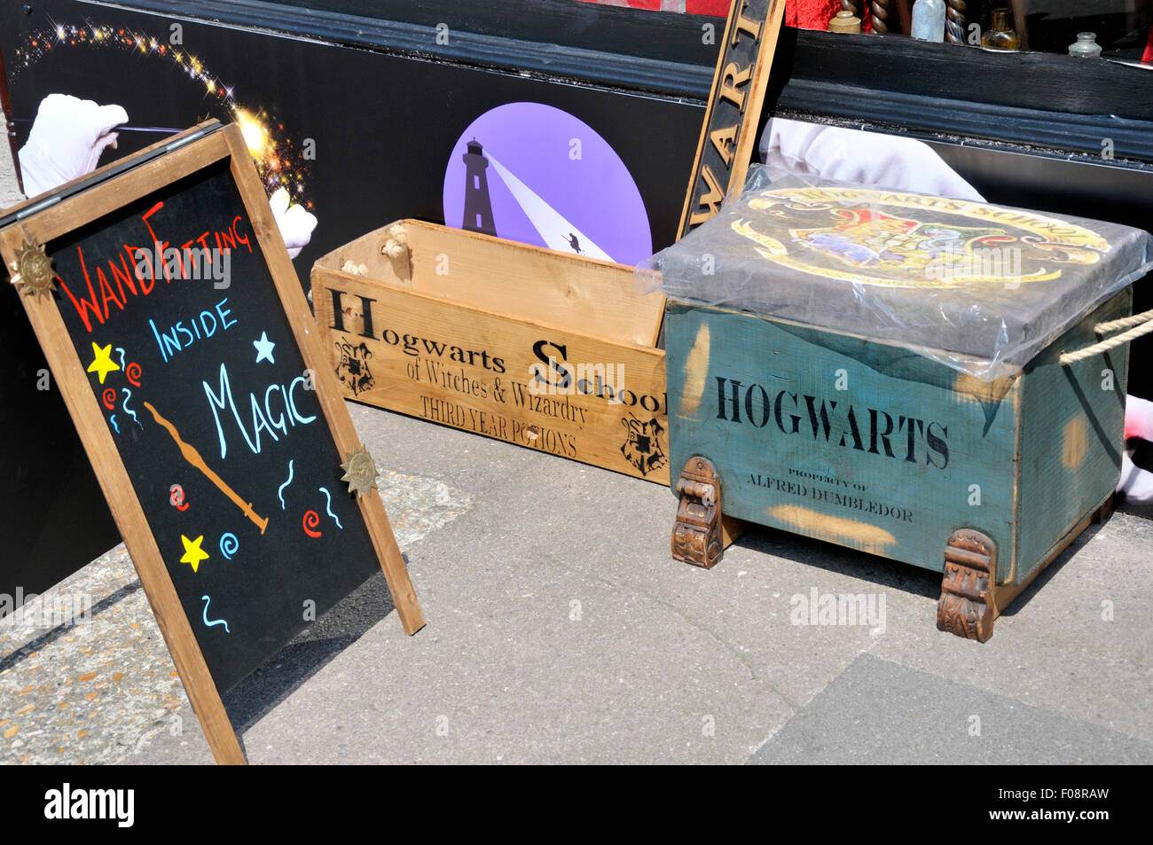 Broadstairs, Kent, England, UK. Harry Potter nicht autorisierte Ware außerhalb Wormwolds Emporium of Magic in der High Street Stockfoto