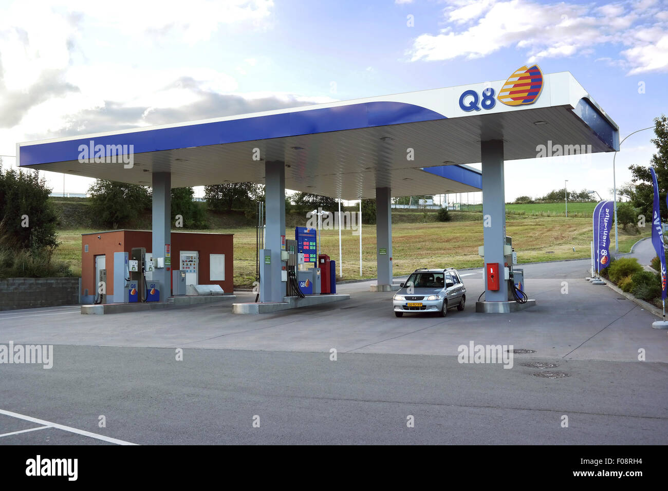 Q8 Tankstelle in Luxemburg.  Benzinpreise in Luxemburg sind deutlich niedriger als in den Nachbarländern Stockfoto