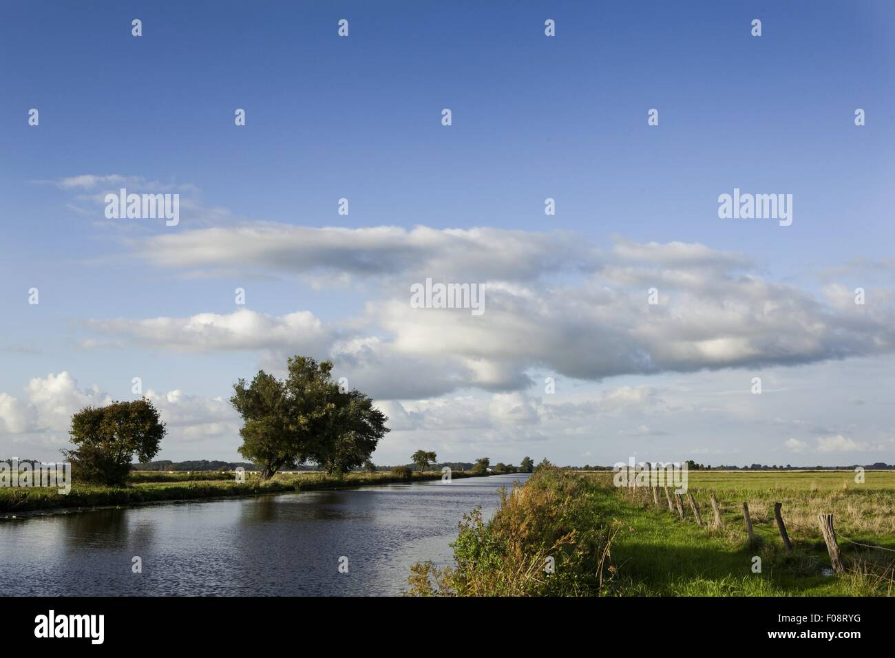 Ansicht von fließendem Wasser, Landschaft, Wolken und Himmel in Worpswede, Deutschland Stockfoto