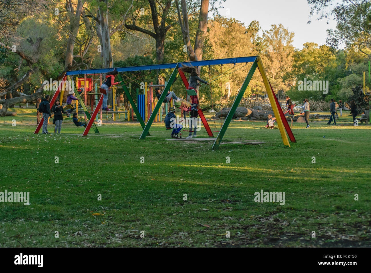MONTEVIDEO, URUGUAY, Mai - 2015 - Kinder haben eine gute Zeit spielende Kinder Spiele an einem sonnigen Tag im Park in der Stadt von Monte Stockfoto