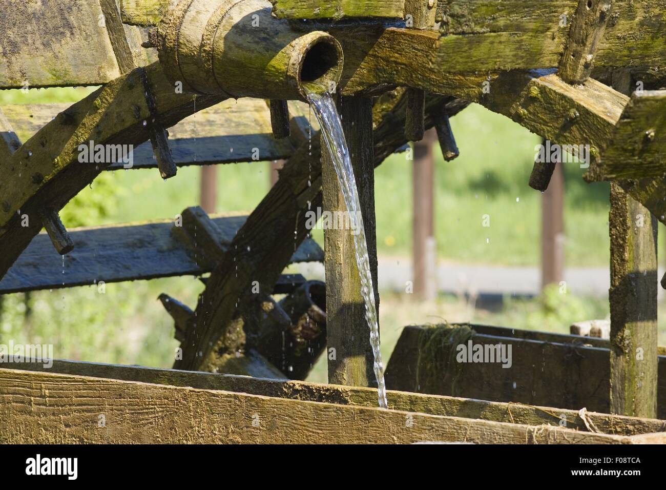 Wasser fällt durch hölzerne Röhre im Naturpark, Fränkische Schweiz, Bayern, Deutschland Stockfoto