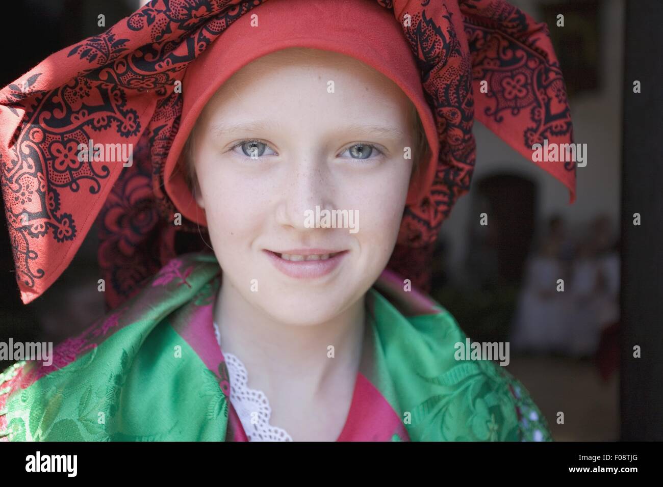 Porträt eines Mädchens tragen Tracht lächelnd in die Fränkische Schweiz, Bayern, Deutschland Stockfoto