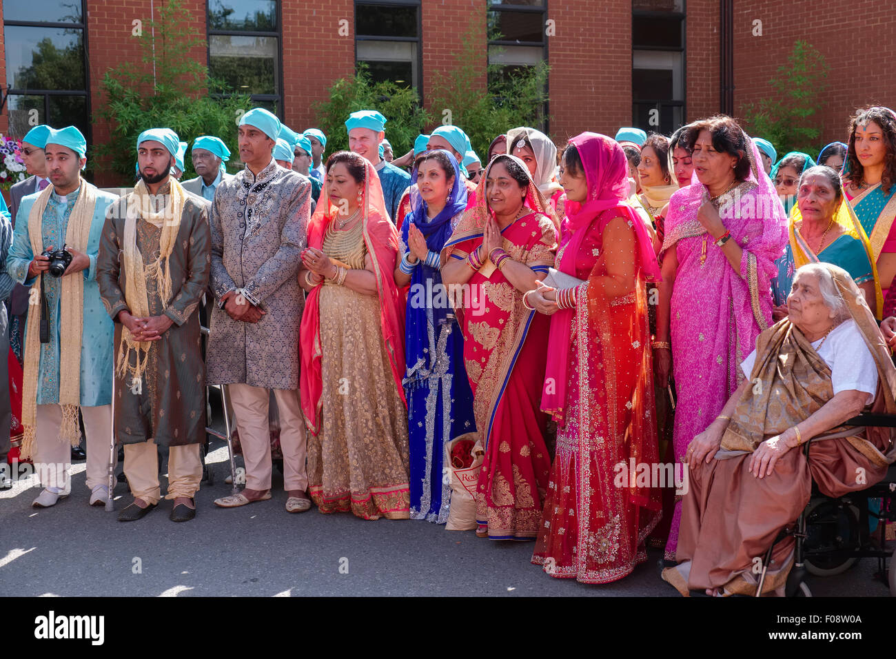 Indische Hochzeit Partei außerhalb modernen Gurdwara in London Stockfoto