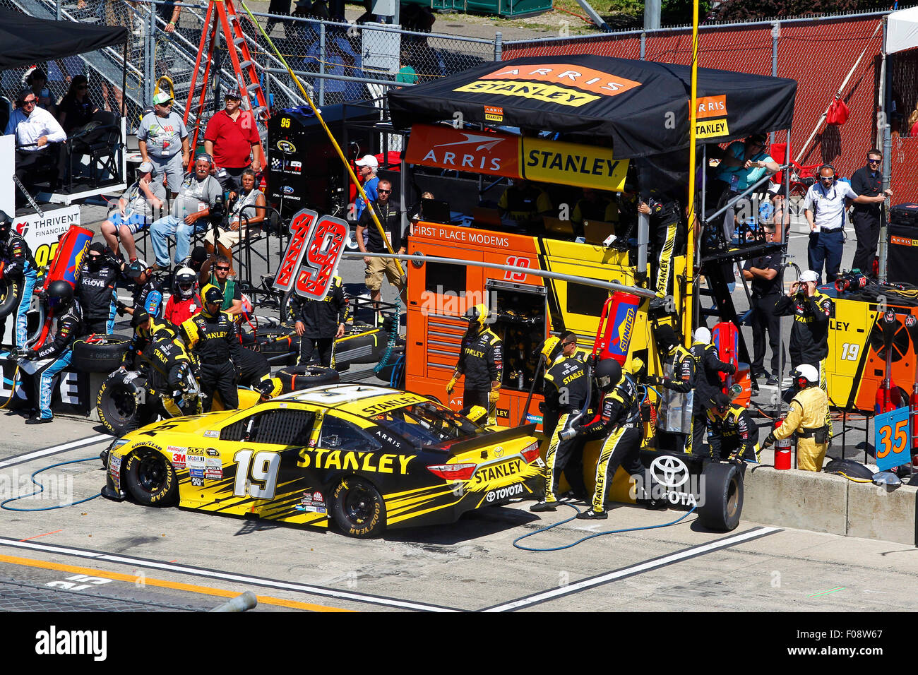 Watkins Glen, New York, USA. 9. August 2015. Watkins Glen, NY - 9. August 2015: Carl Edwards (19) Gruben während der Cheez-It 355 in der Glen in Watkins Glen International in Watkins Glen, New York. © Csm/Alamy Live-Nachrichten Stockfoto