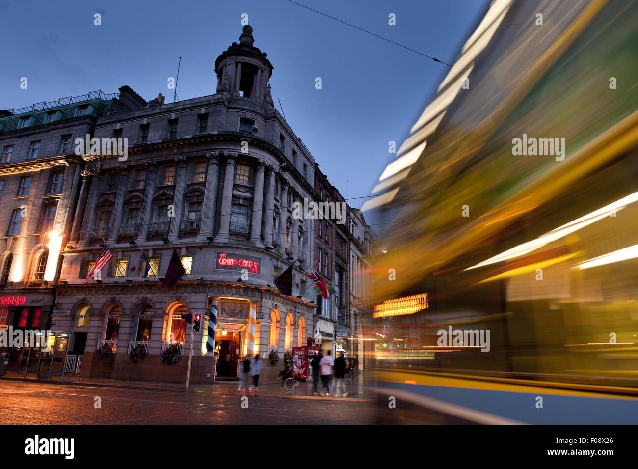 Belebten Straßenecke der Abbey Street in Dublin O' Connell, Irland, Bewegungsunschärfe Stockfoto