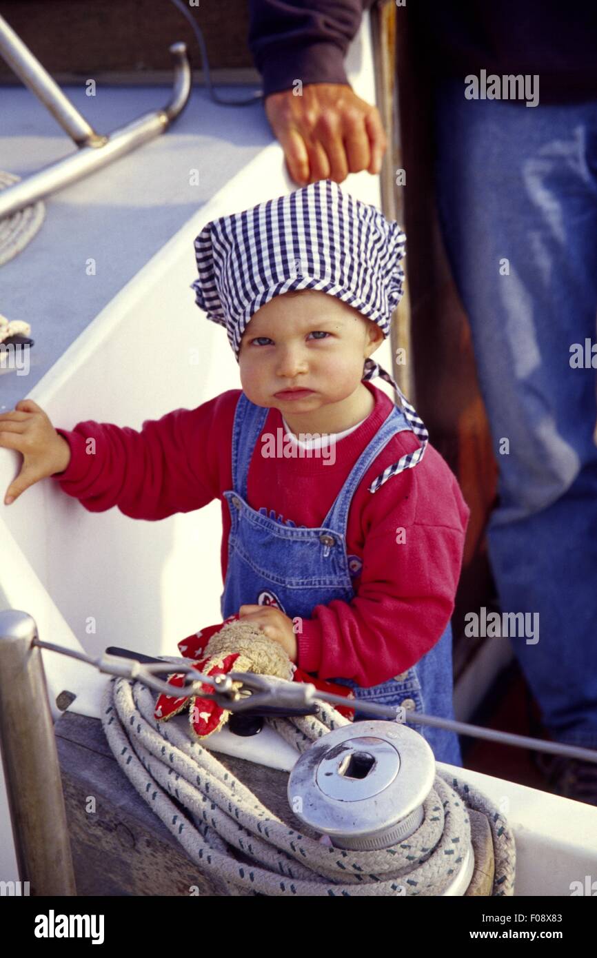 Porträt des Seemanns Kind stehend auf Segelboot in Munkmarsch, Sylt, Deutschland Stockfoto