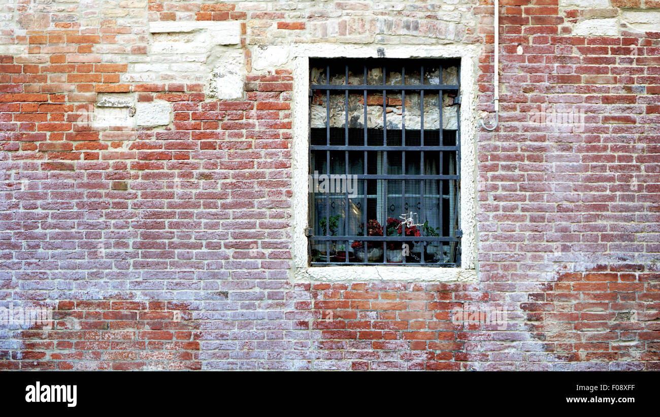 Fenster und alte Ziegel Wand Gebäudearchitektur, Venedig, Italien Stockfoto