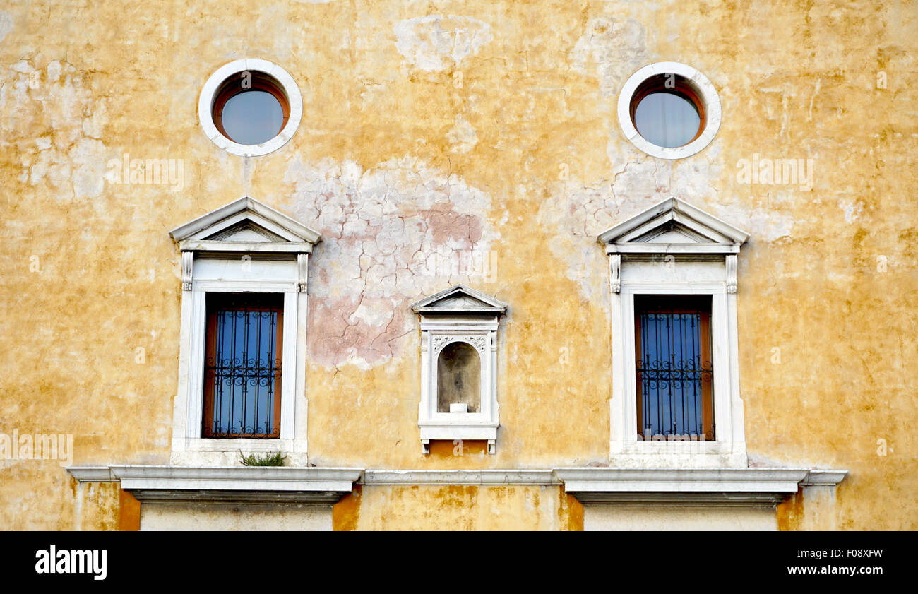 Windows auf Zerfall Wand bauen Architektur, Venedig, Italien Stockfoto