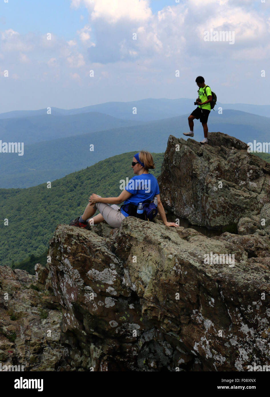 Wanderer auf Felsen am Shenandoah-Nationalpark, Blue Ridge Mountains von Virginia Stockfoto